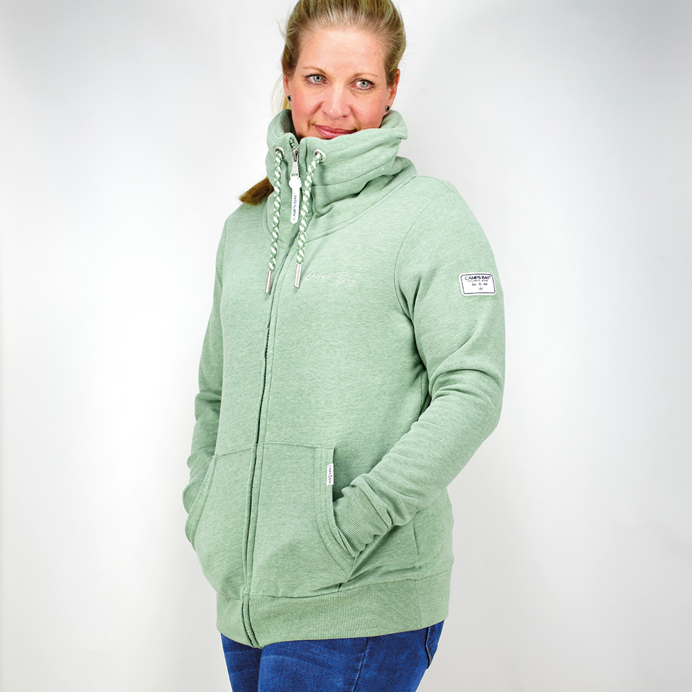 Weibliches Model mit CAMPS BAY Sweatjacke in Hedge Green