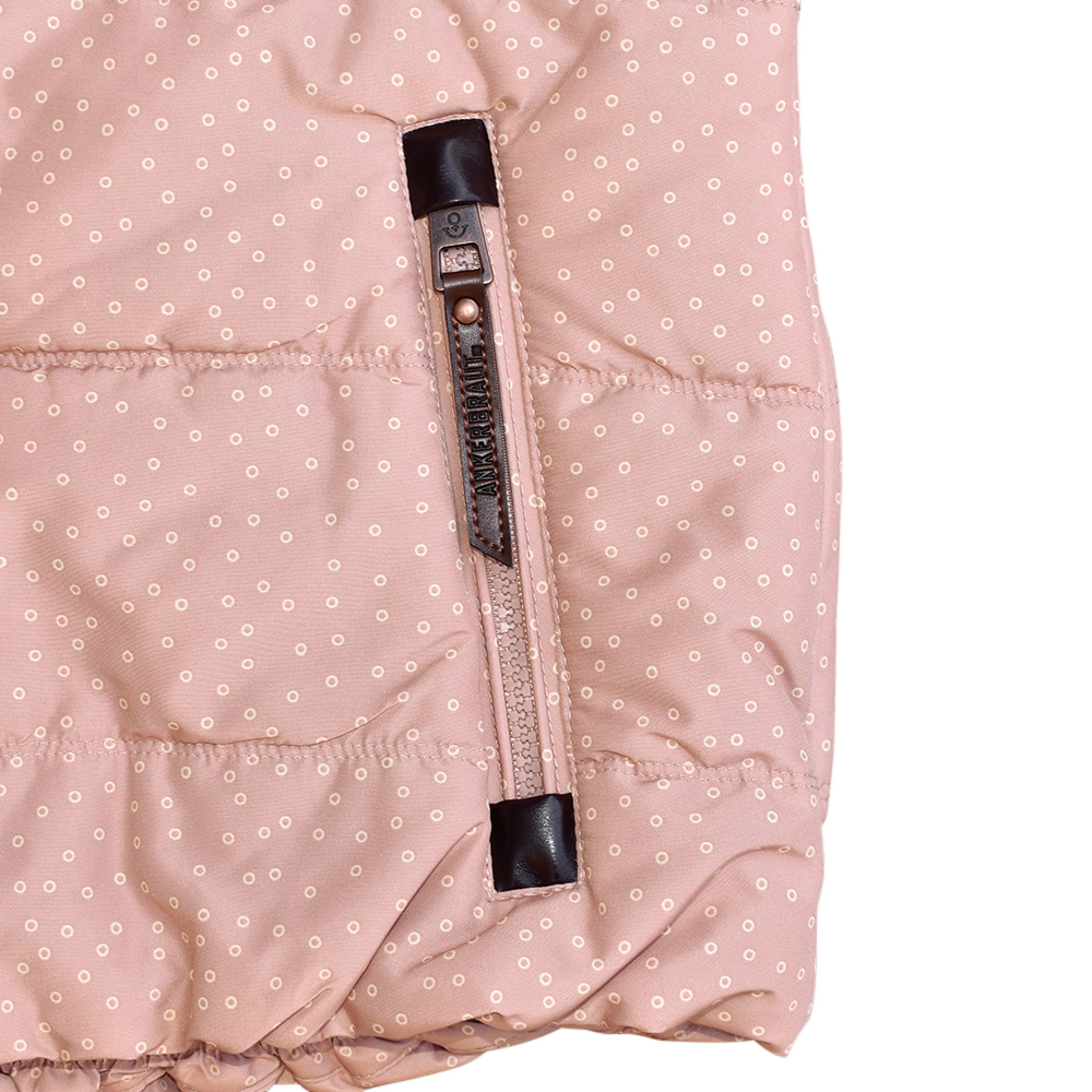 Weibliches Model mit ANKERBRAUT Weste in Rose