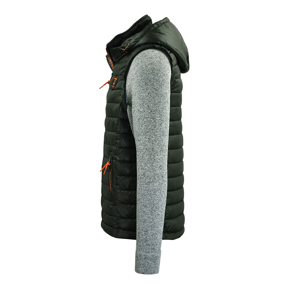 Männliches Model mit CAMPS BAY Jacke in Peat