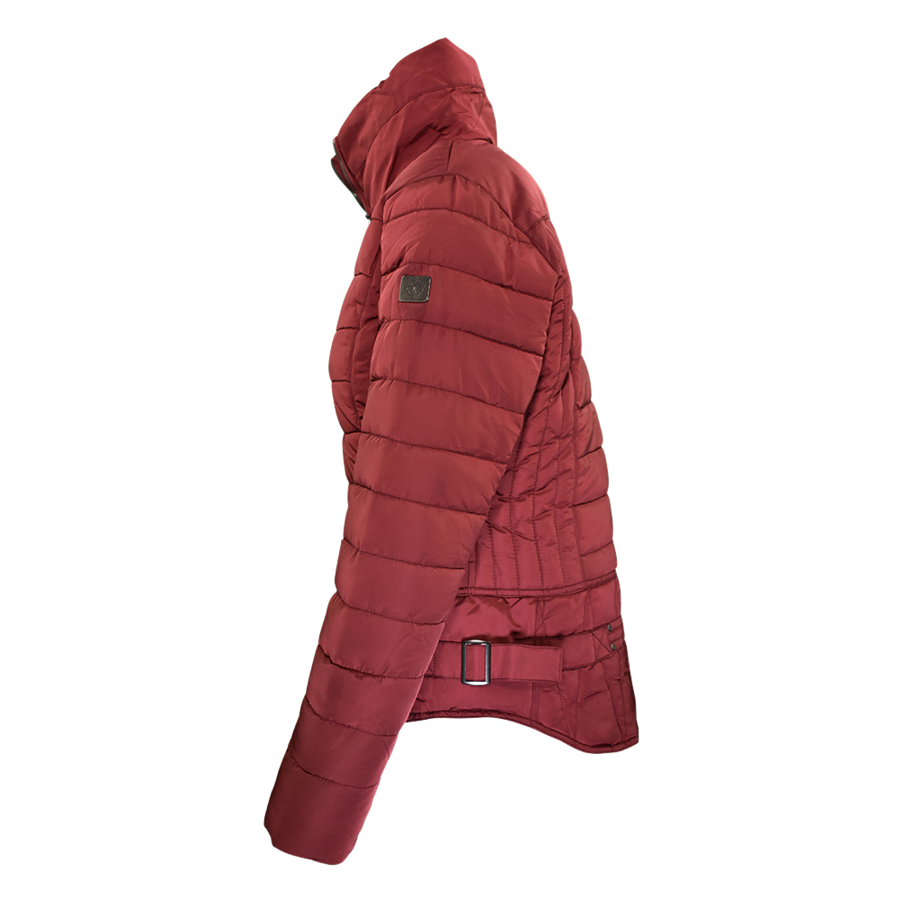 Weibliches Model mit CAMPS BAY Jacke in Burgundy