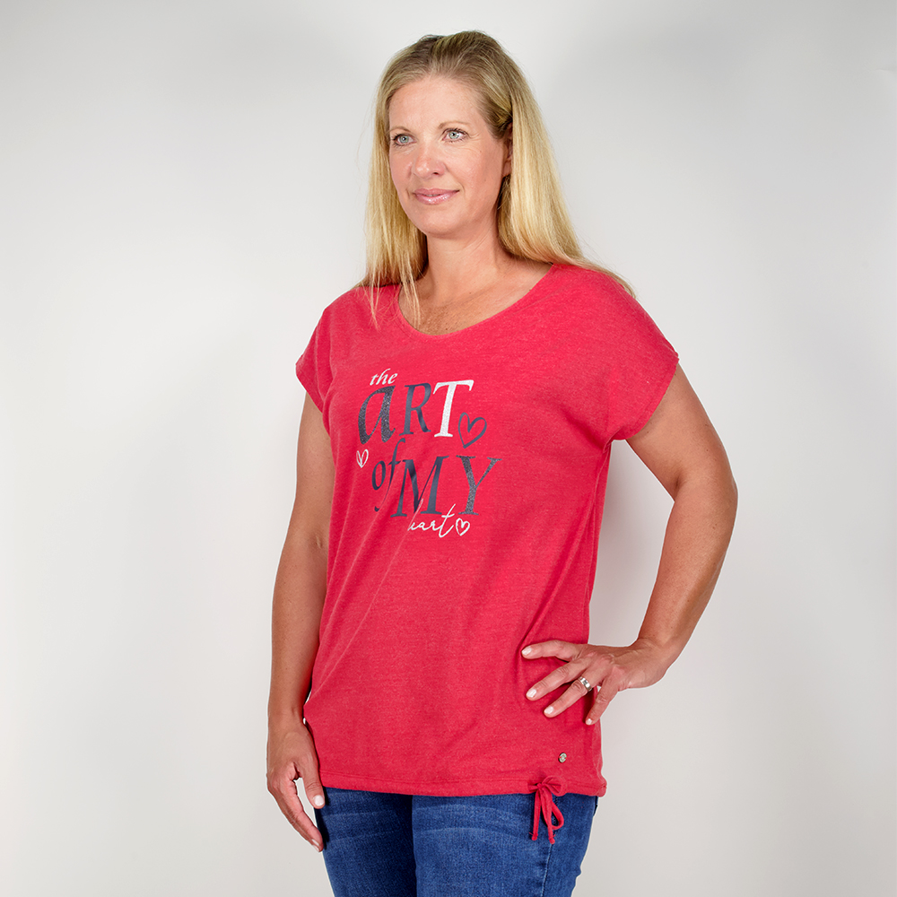 Weibliches Model mit CAMPS BAY T-Shirt in Savvy Red Melange