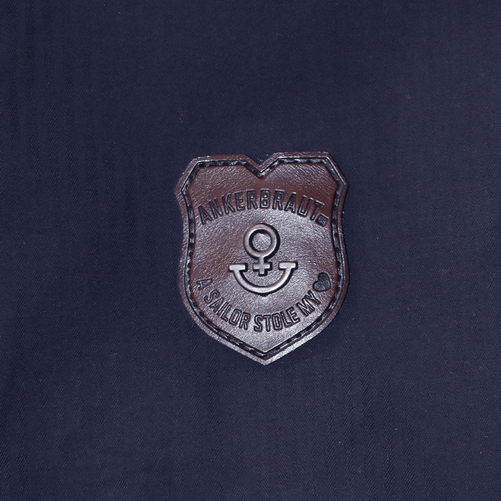 Weibliches Model mit ANKERBRAUT Jacke in Navy