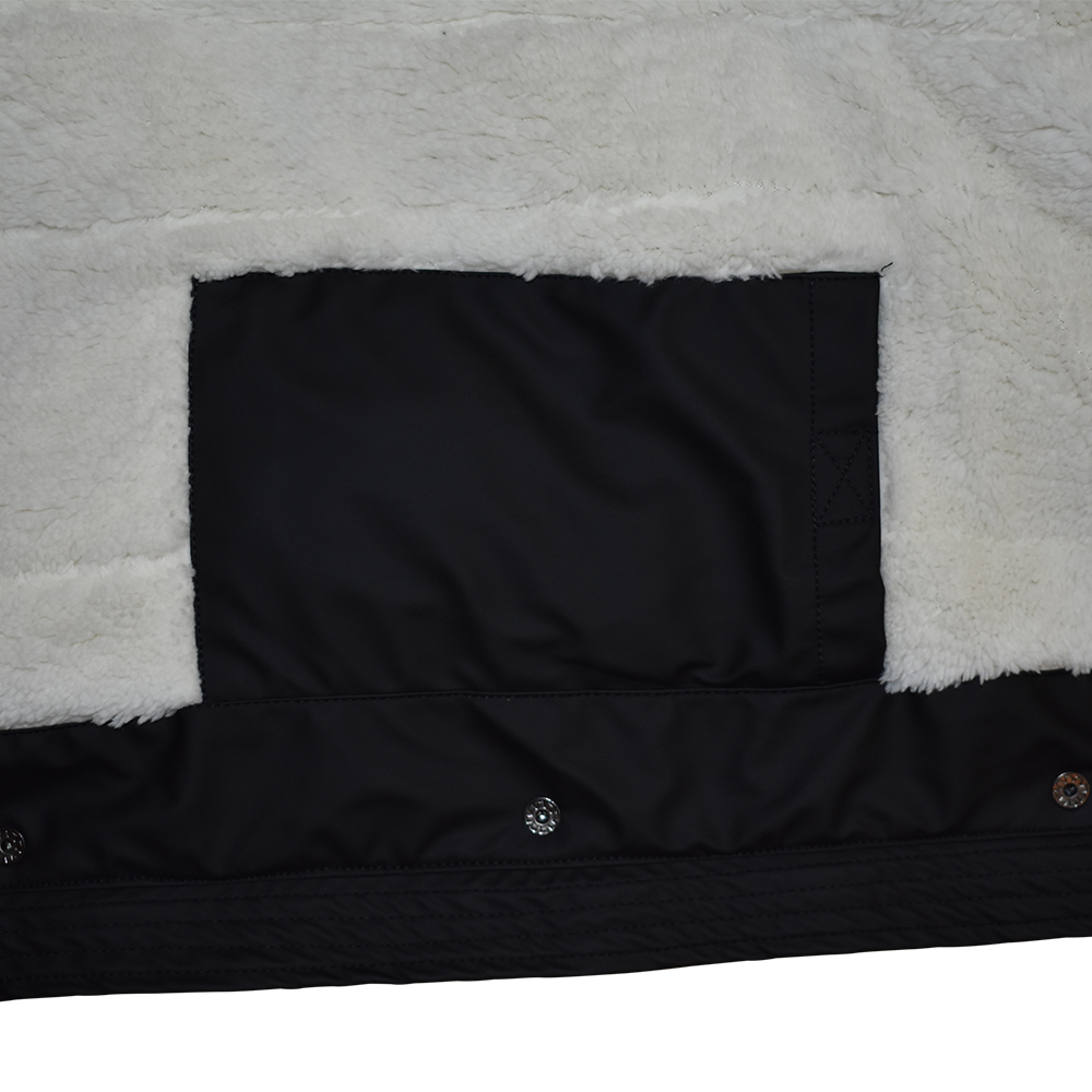 Weibliches Model mit ANKERBRAUT Wetterjacke in Schwarz