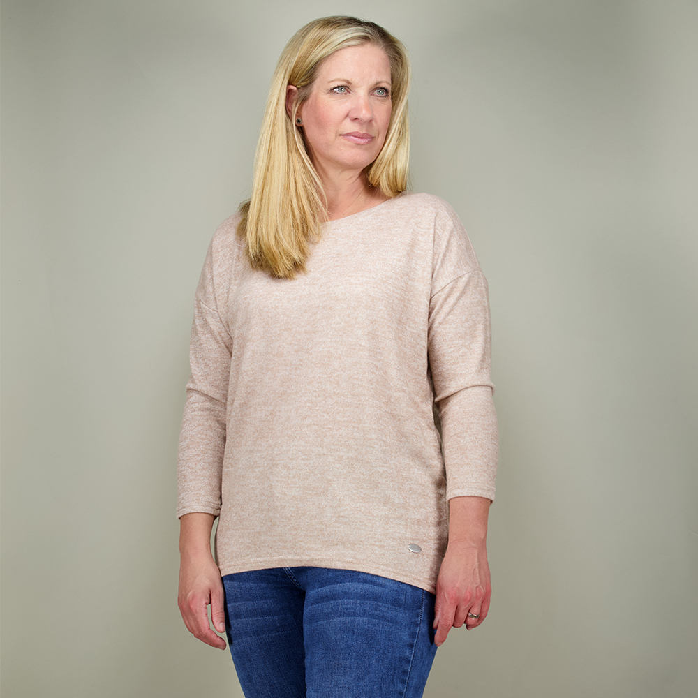 Weibliches Model mit CAMPS BAY Shirt in Beige Marl