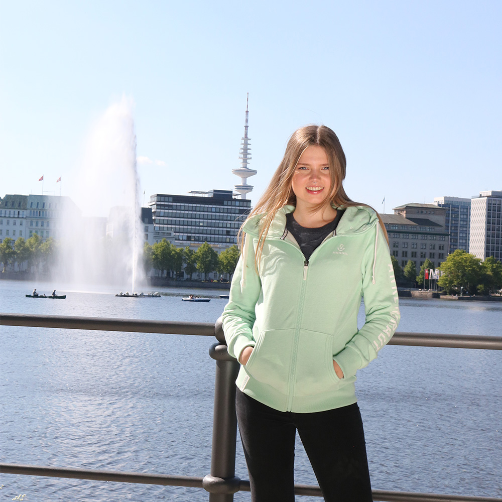 Weibliches Model mit ANKERBRAUT Sweatjacke in Mint Melange