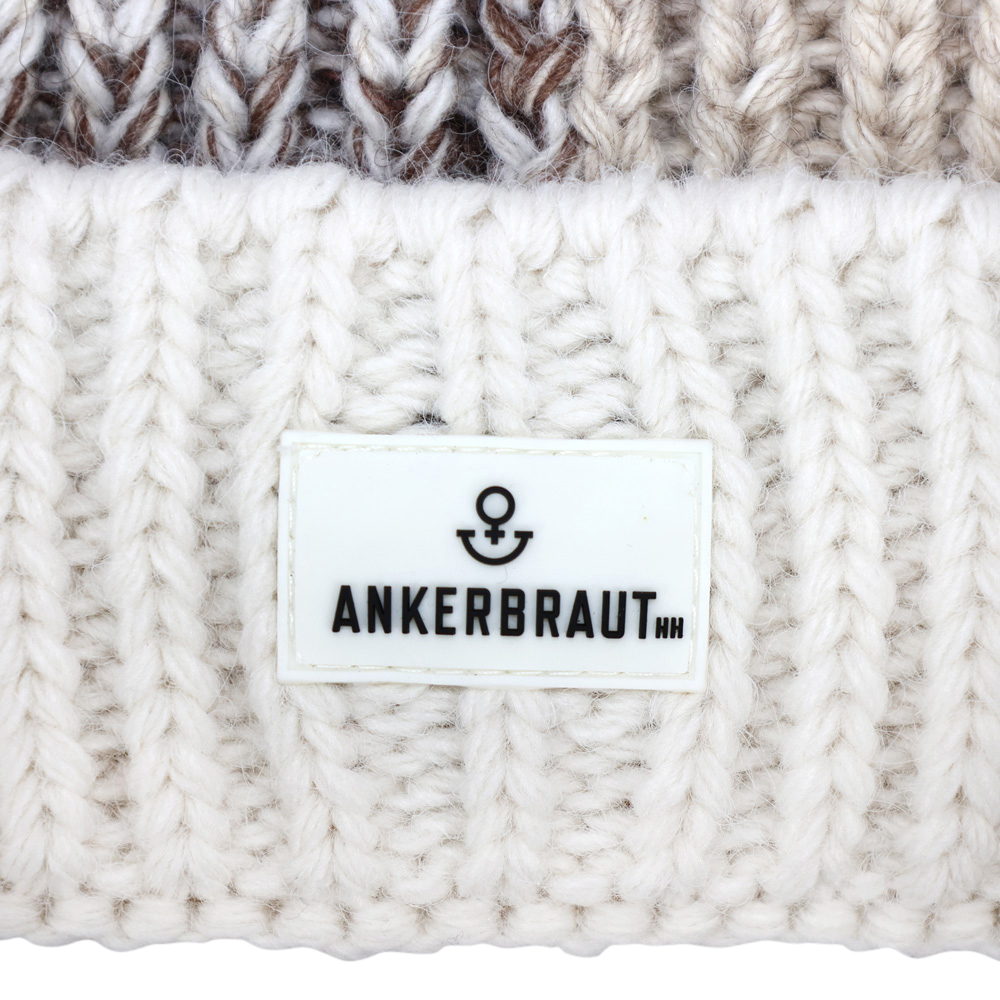 Weibliches Model mit ANKERBRAUT Mütze in Creme