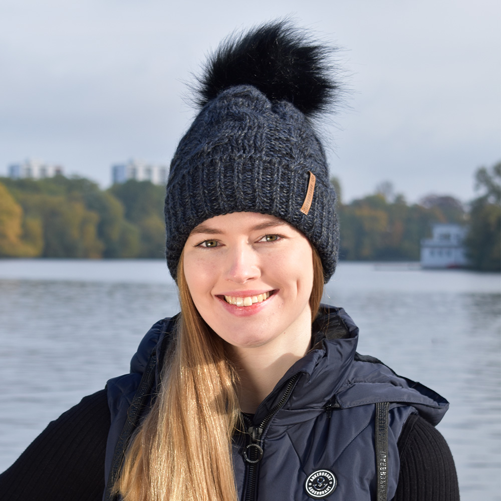 Weibliches Model mit ANKERBRAUT Mütze in Navy