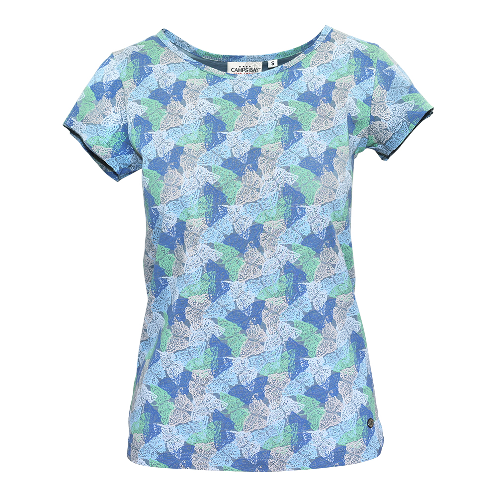 Weibliches Model mit CAMPS BAY T-Shirt in Winward Blue