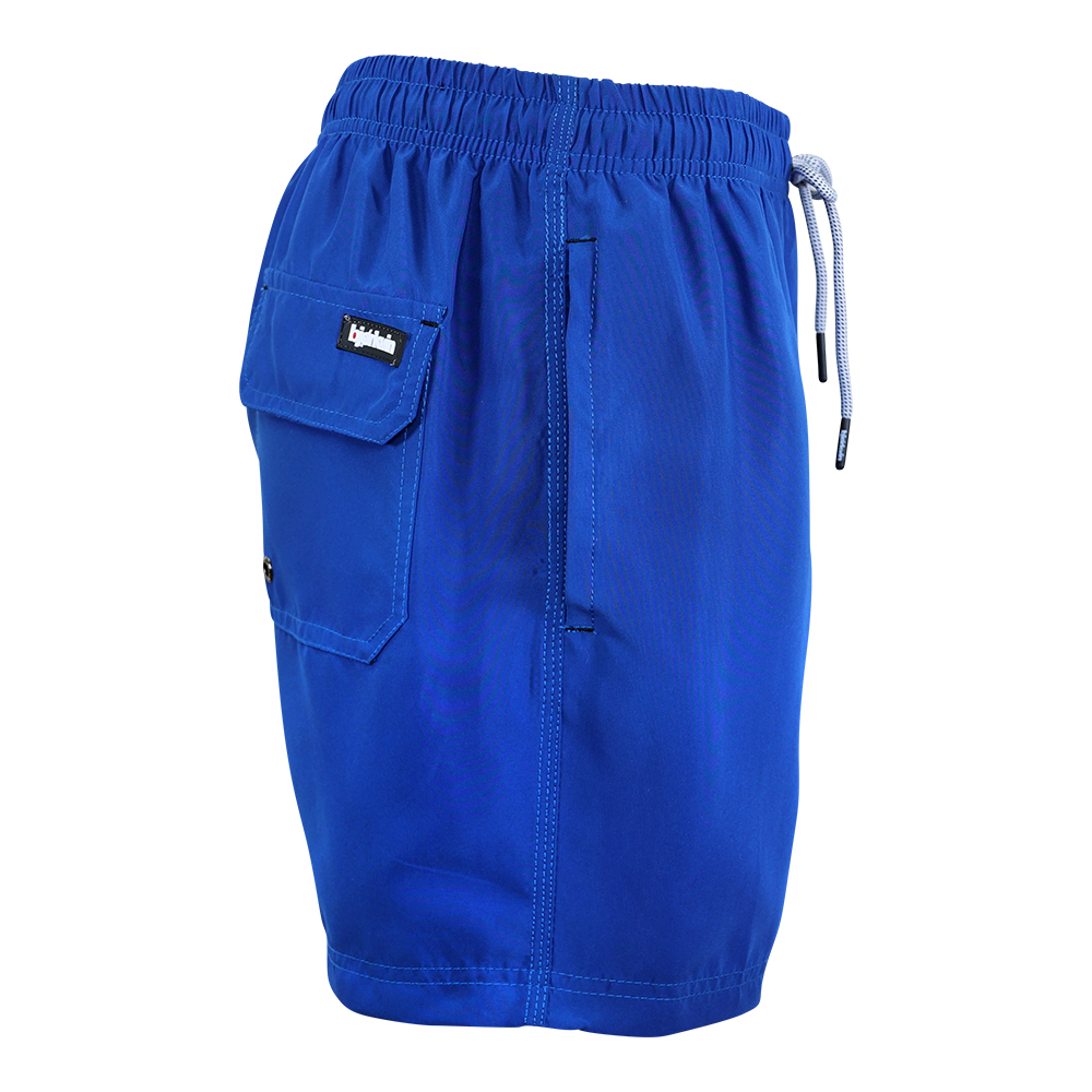 Männliches Model mit Björkvin Badeshorts in Mid Blue