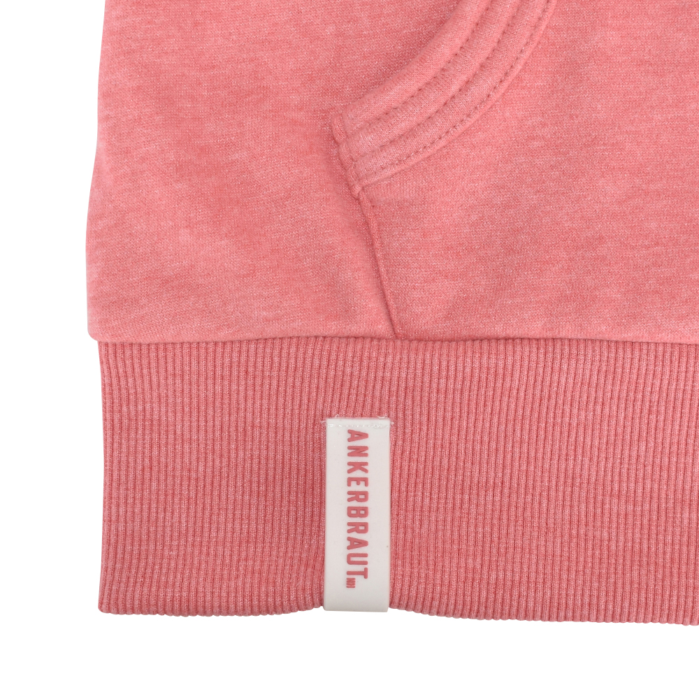Weibliches Model mit ANKERBRAUT Sweatjacke in Korall Melange