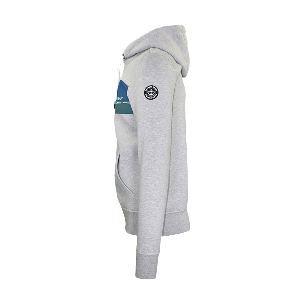 Männliches Model mit CAMPS BAY Hoodie in Silver Melange