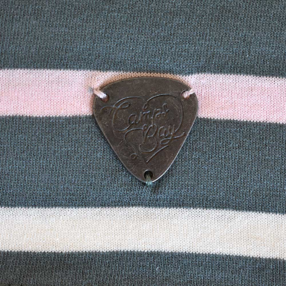 Weibliches Model mit CAMPS BAY Langarmshirt in Balsam Green - Cradle Pink - Cloud Dancer