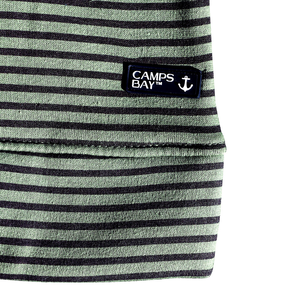 Männliches Model mit CAMPS BAY Hoodie in Sea Spray