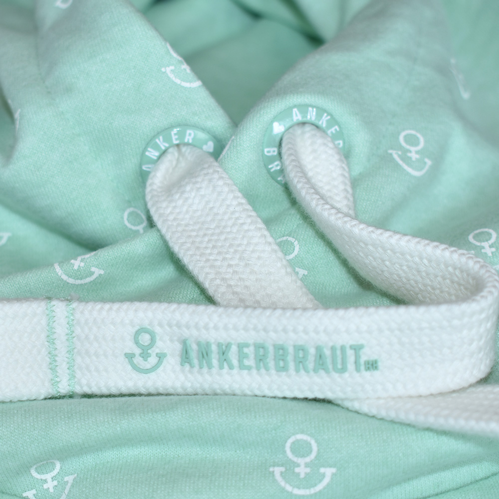ANKERBRAUT Hoodie "...und vergiss nicht, glücklich zu sein" Weibliches Model mit ANKERBRAUT Hoodie in Mint Melange