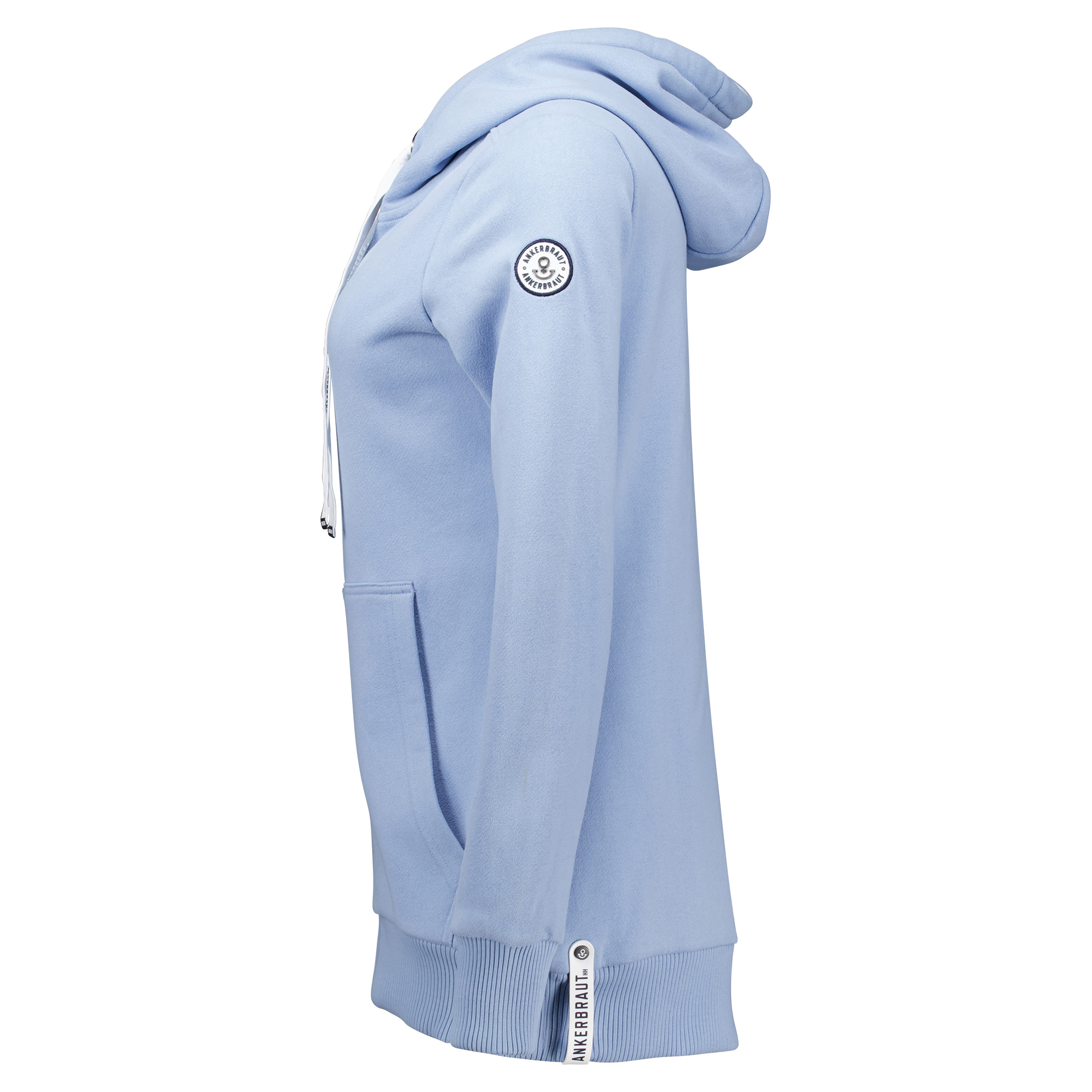 Weibliches Model mit ANKERBRAUT Sweatjacke in Forever Blue