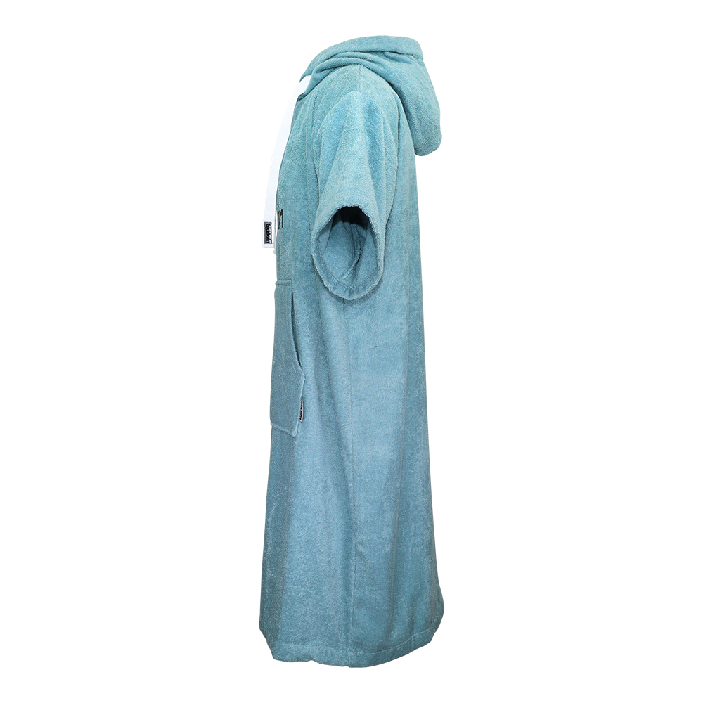 Männliches Model mit Björkvin Beach-Poncho in Reed