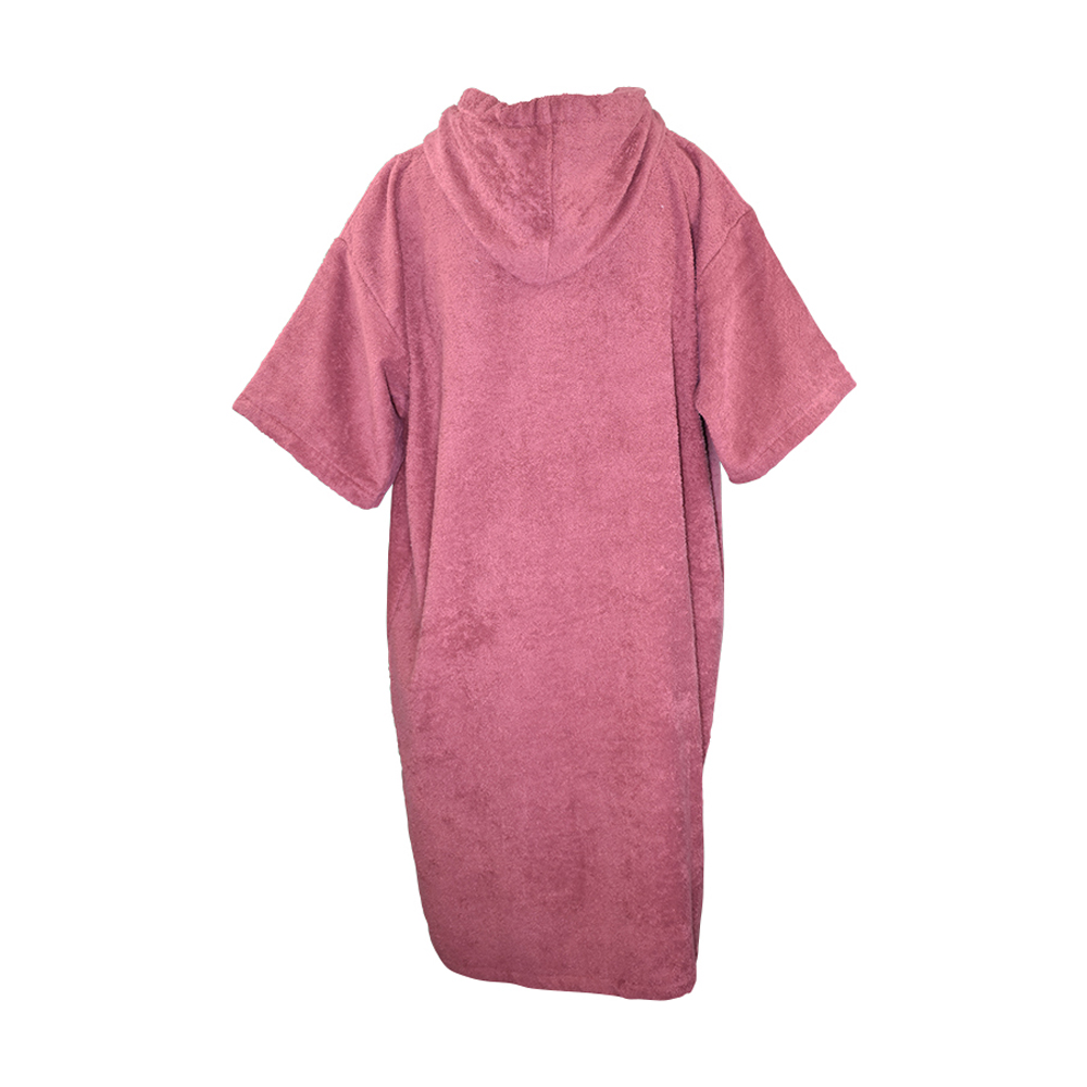 Weibliches Model mit ANKERBRAUT Strandkleid in Berry
