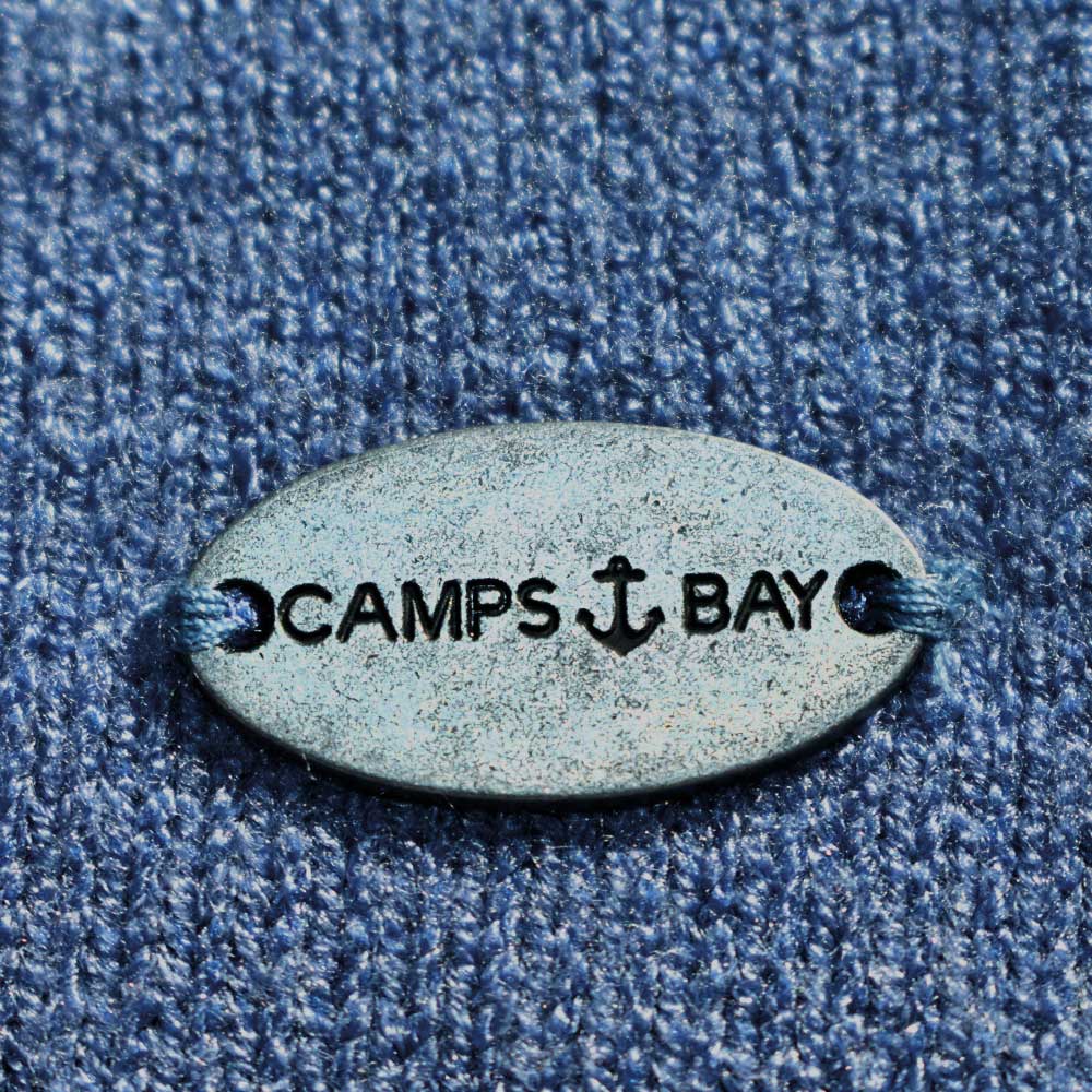 Weibliches Model mit CAMPS BAY Strickjacke in Infinity