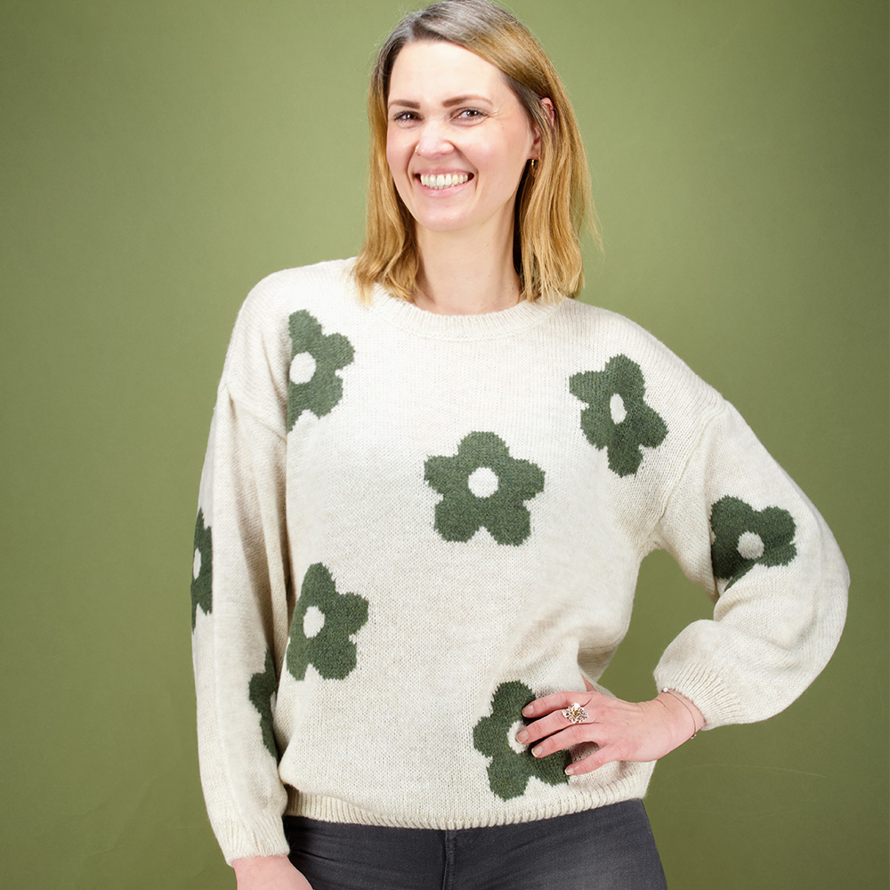 Weibliches Model mit Küstenzauber Strickpullover in Beige-Khaki-Flower