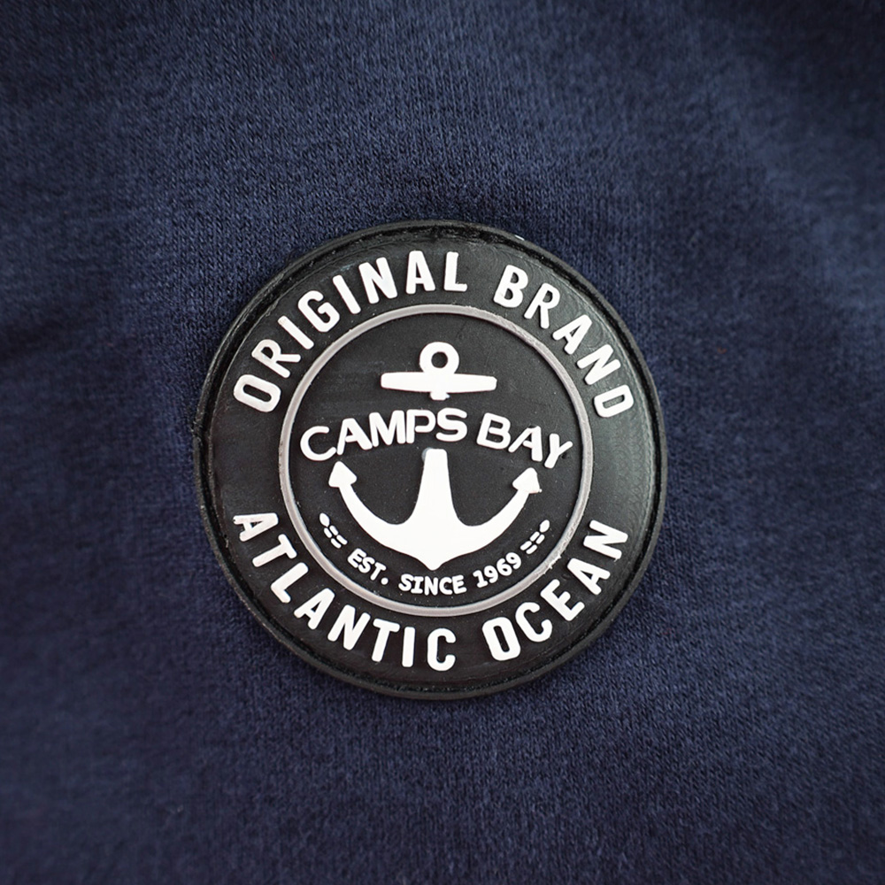 Männliches Model mit CAMPS BAY Sweatjacke in Night Sky