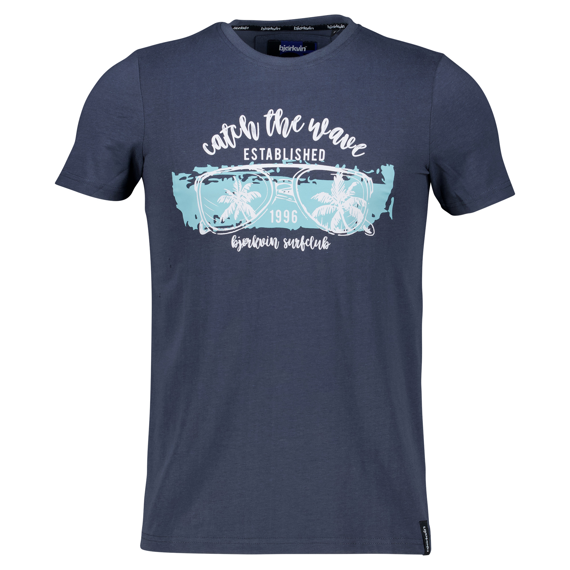 Männliches Model mit Björkvin T-Shirt 