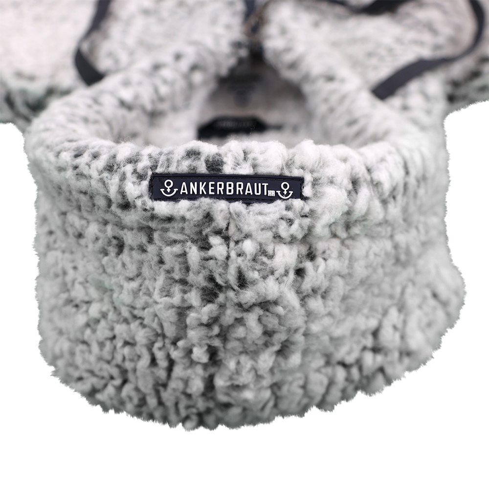 Weibliches Model mit ANKERBRAUT Teddyfleece-Jacke in India Ink