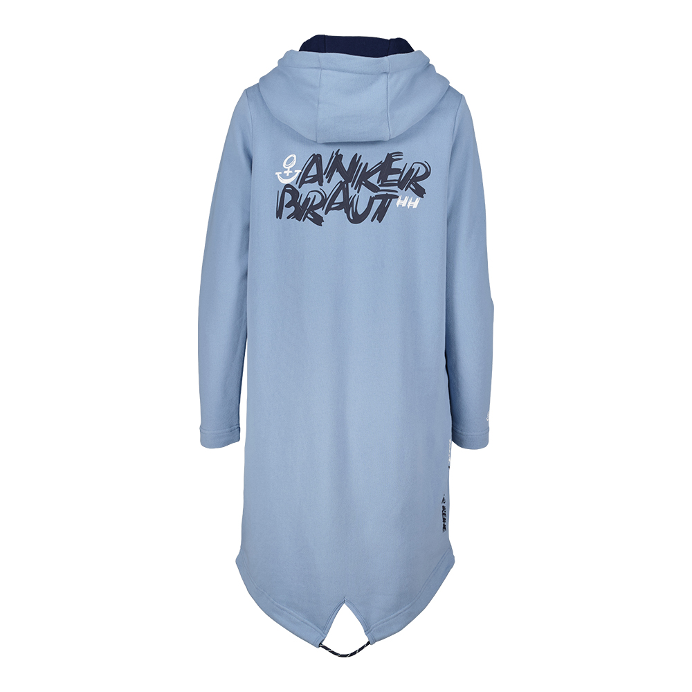 Weibliches Model mit ANKERBRAUT Sweatjacke in Forever Blue