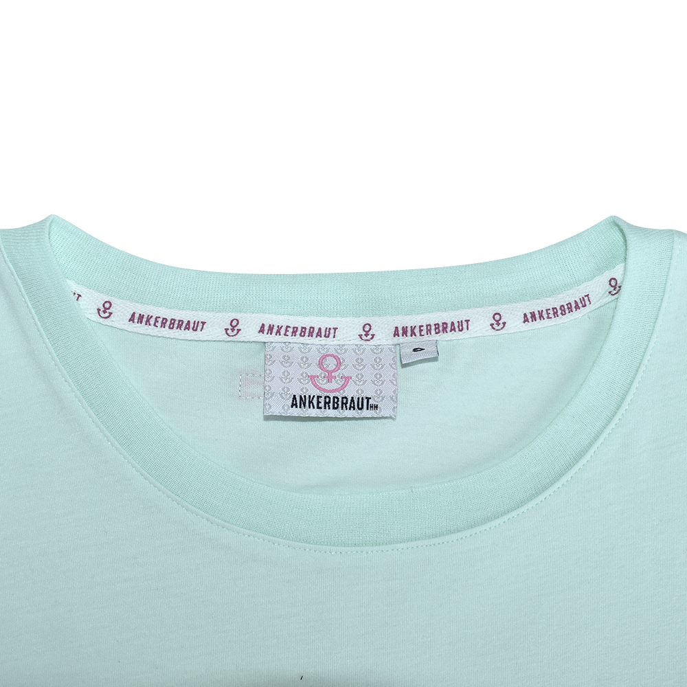Weibliches Model mit ANKERBRAUT T-Shirt in Honey Dew