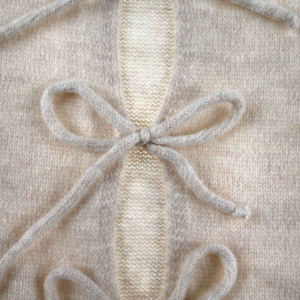 Weibliches Model mit Rock Your Day Strickjacke 