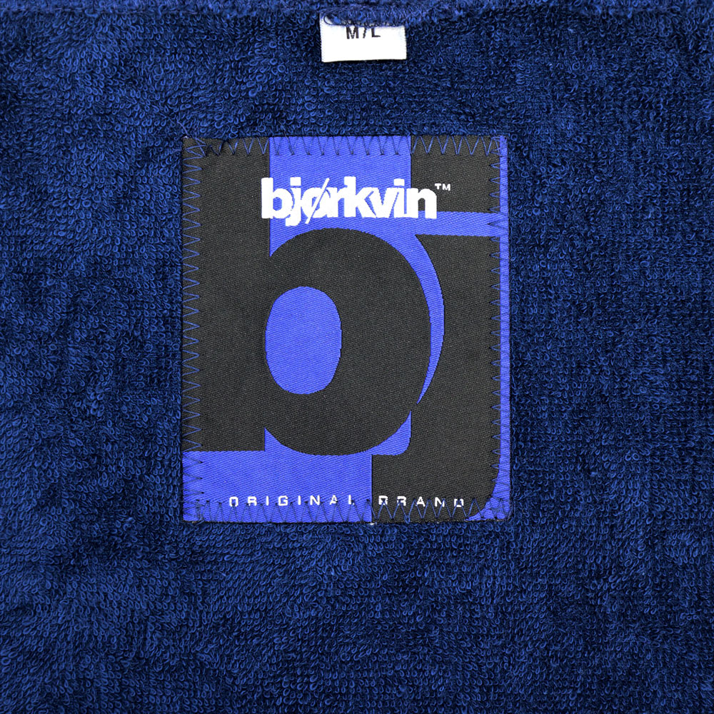 Männliches Model mit Björkvin Beach-Poncho in Navy