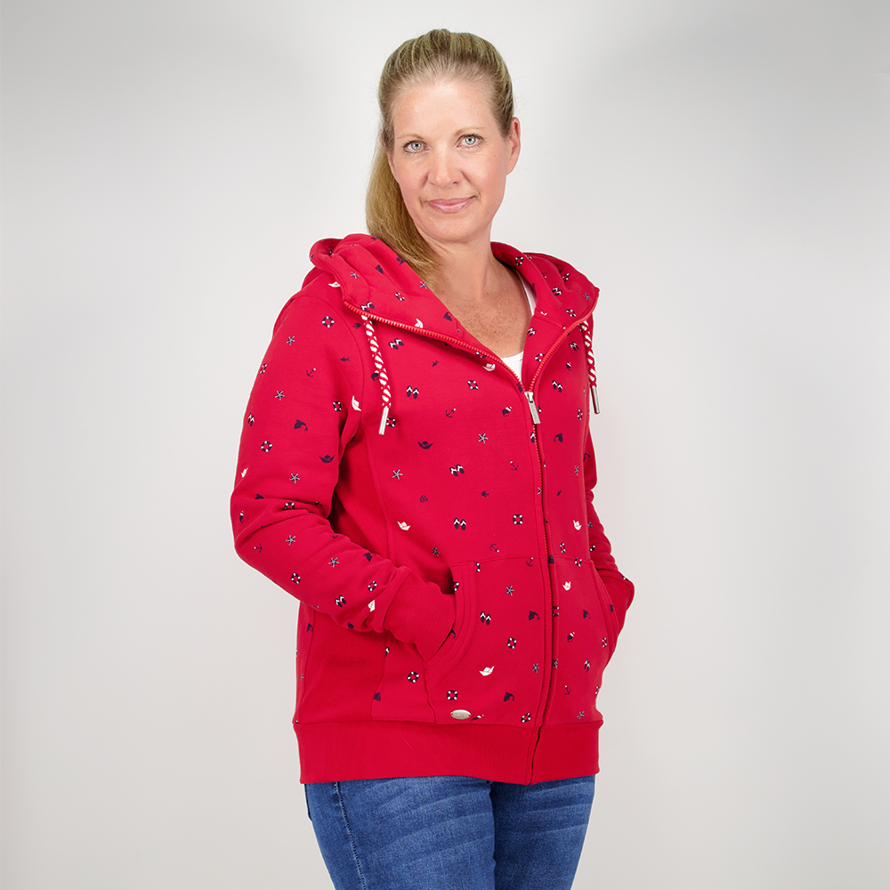 Weibliches Model mit CAMPS BAY Sweatjacke in Savvy Red