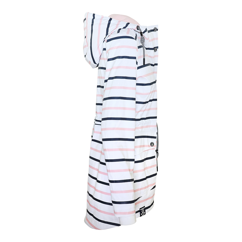 Weibliches Model mit ANKERBRAUT Regenjacke in Bright White
