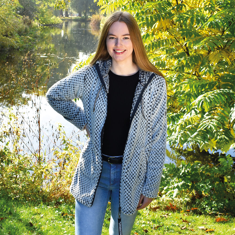 Weibliches Model mit ANKERBRAUT Plüschjacke in India Ink