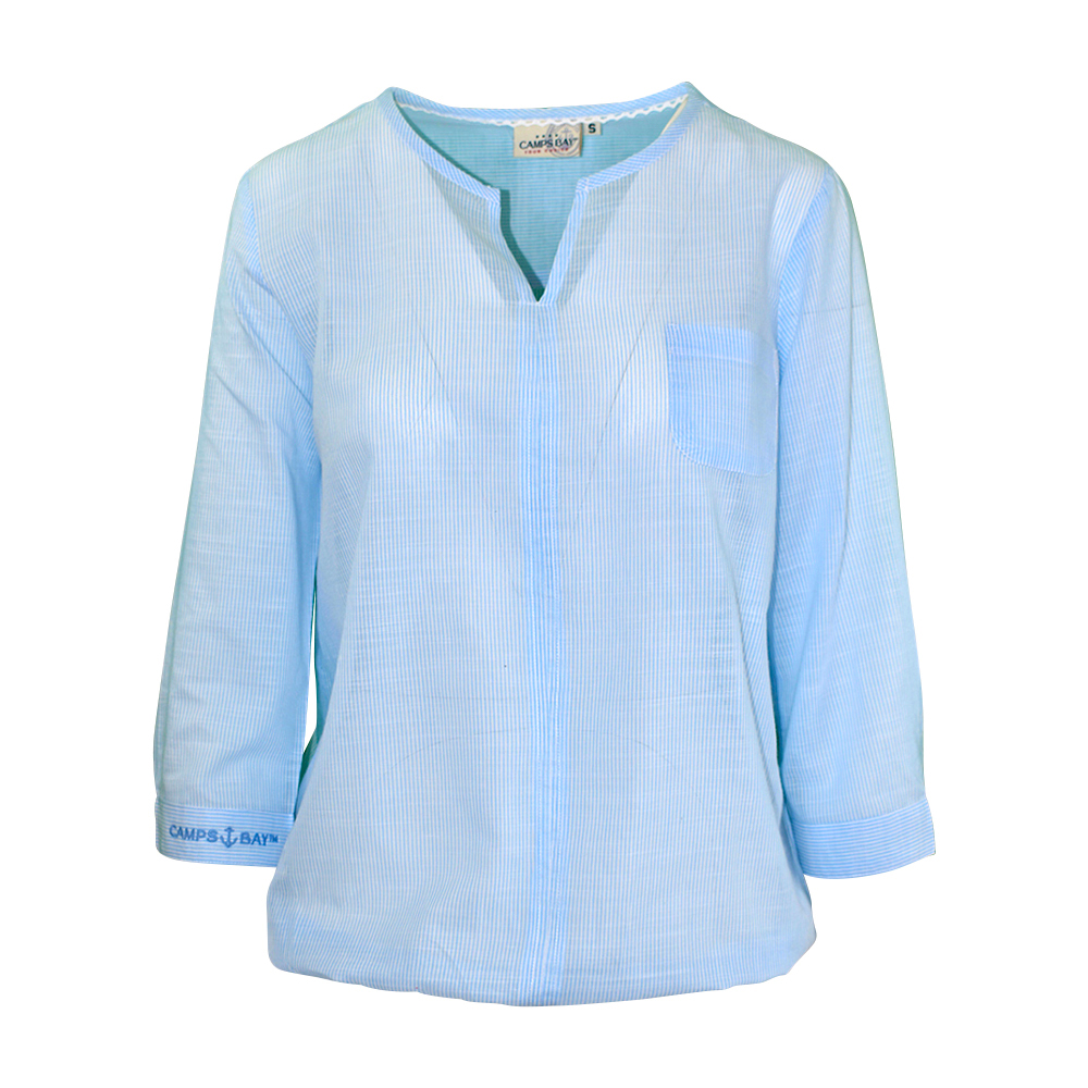 Weibliches Model mit CAMPS BAY Bluse in White-Light Blue
