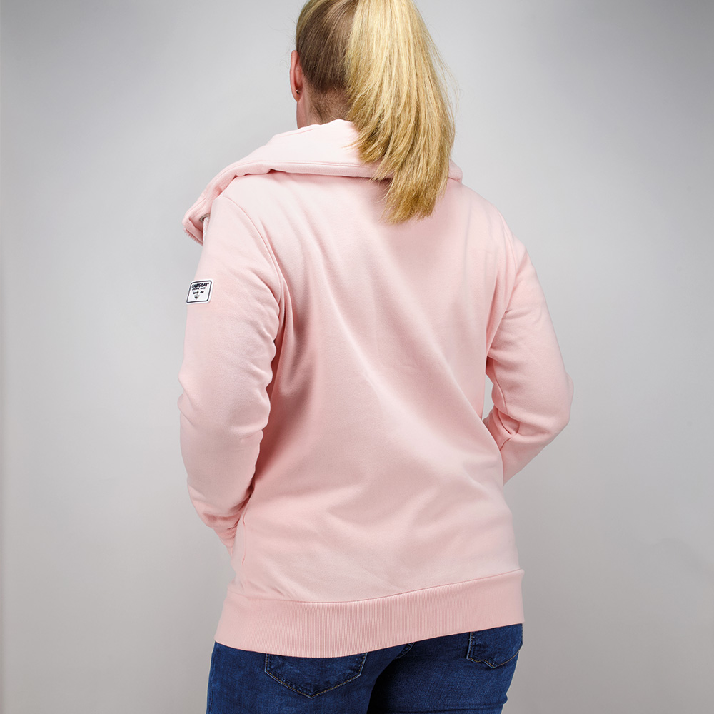 Weibliches Model mit CAMPS BAY Sweatjacke in Rosequartz