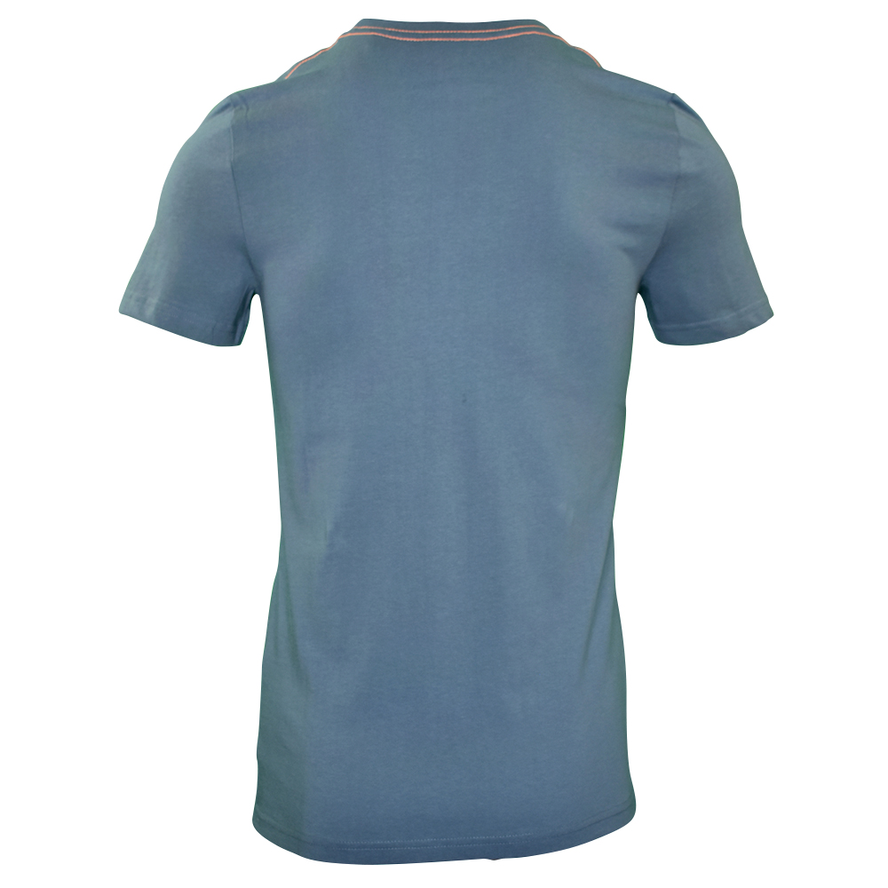 Männliches Model mit CAMPS BAY T-Shirt in China Blue