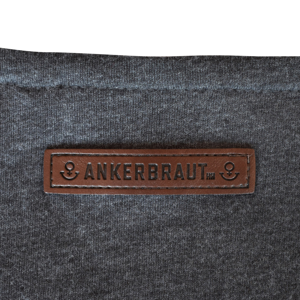 Weibliches Model mit ANKERBRAUT Jerseykleid in Anthrazit Melange