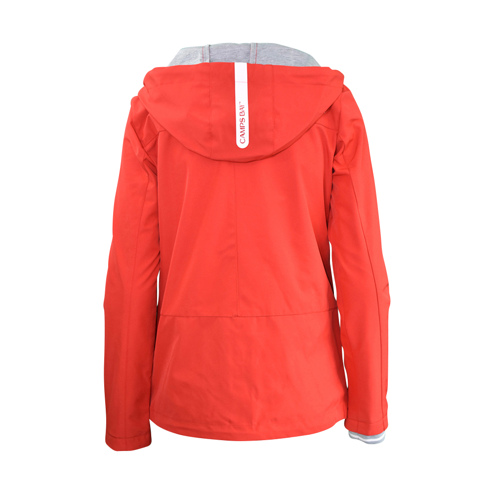 Weibliches Model mit CAMPS BAY Jacke in True Red