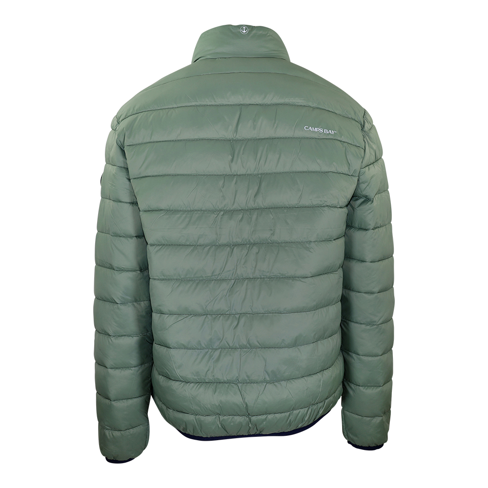 Männliches Model mit CAMPS BAY Stepp-Jacke in Sea Spray