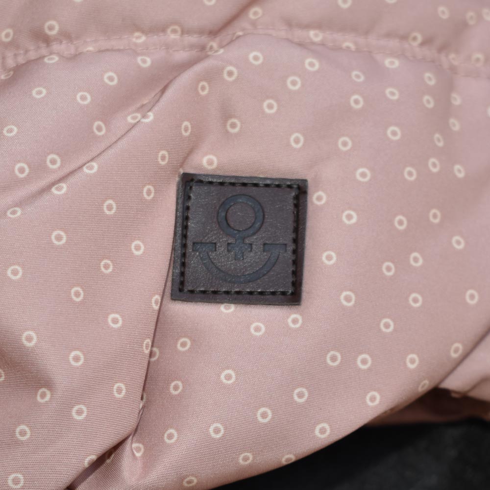 Weibliches Model mit ANKERBRAUT Weste in Rose