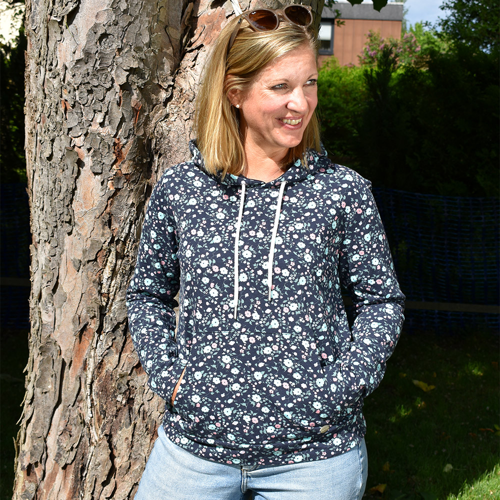 Weibliches Model mit CAMPS BAY Hoodie in Aqua Flowers