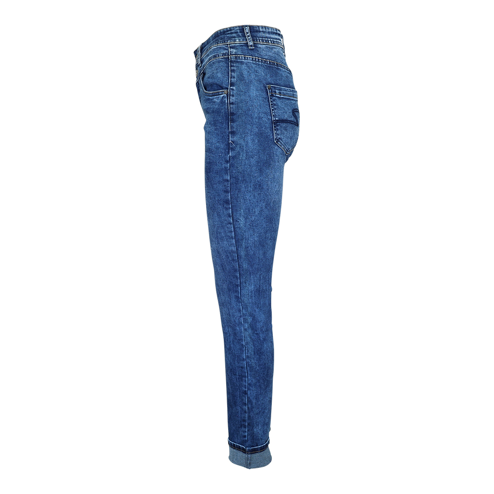 Weibliches Model mit CAMPS BAY Jeans in dblue