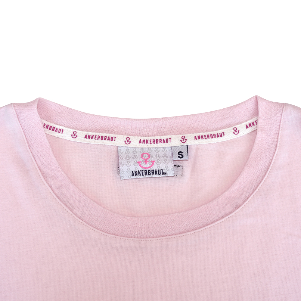 Weibliches Model mit ANKERBRAUT T-Shirt in Cradle Pink