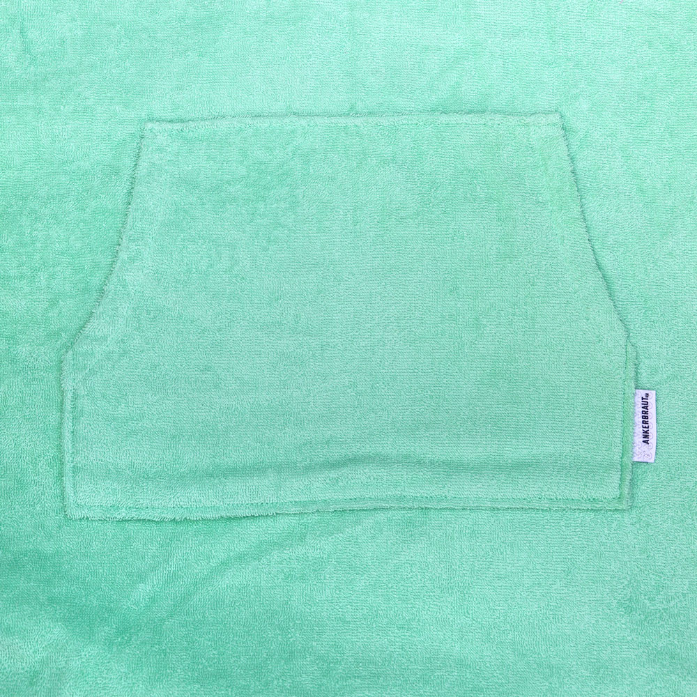 Weibliches Model mit ANKERBRAUT Beach-Poncho in Green