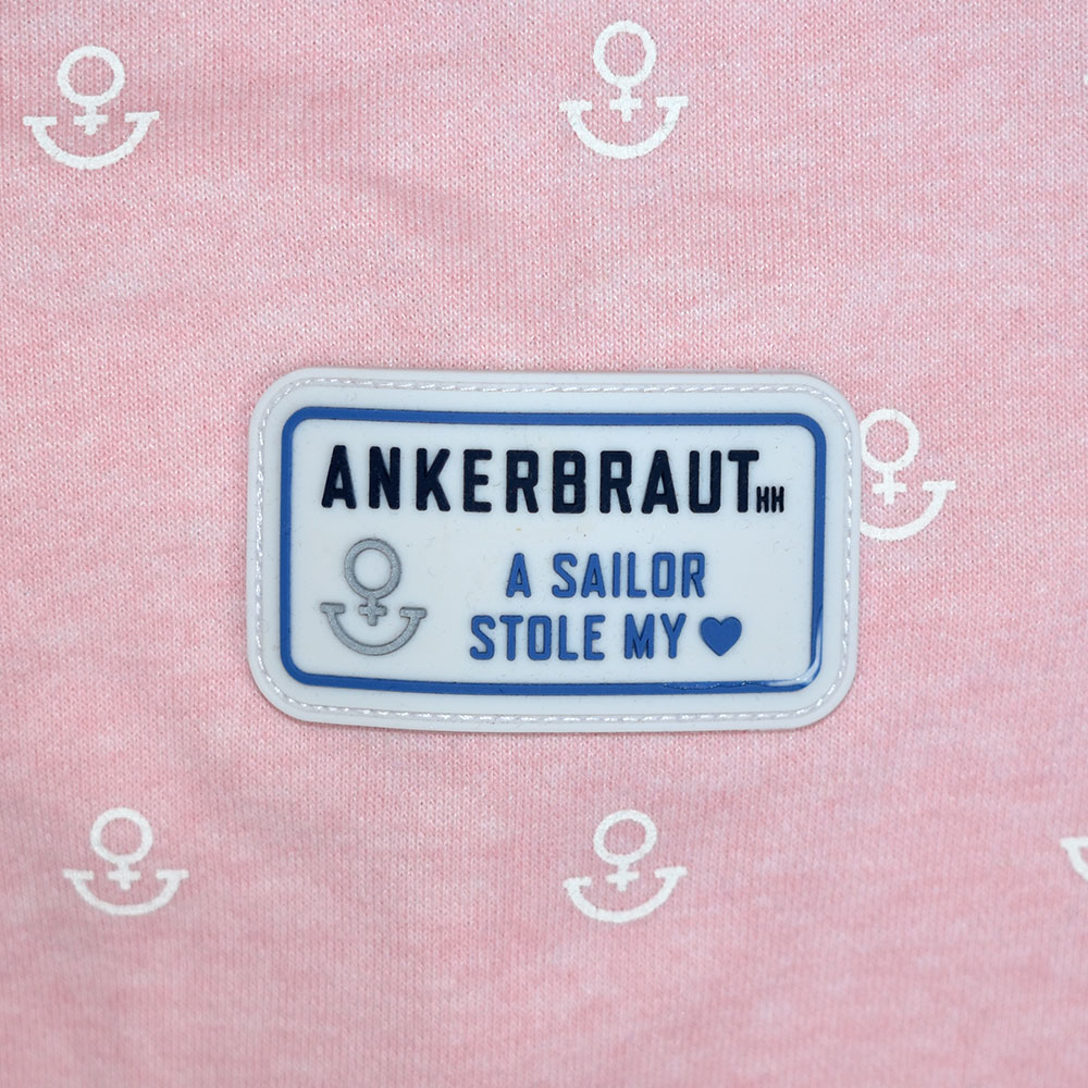 Weibliches Model mit ANKERBRAUT Hoodie in Rosa Melange