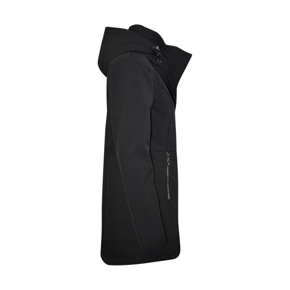 Weibliches Model mit CAMPS BAY Softshell-Jacke in Schwarz