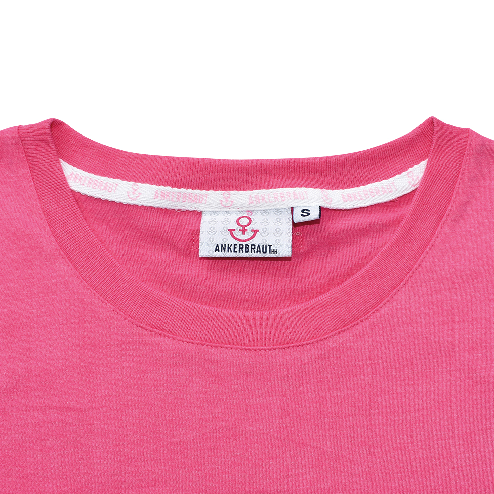 Weibliches Model mit ANKERBRAUT Shirt in Pink Flambé