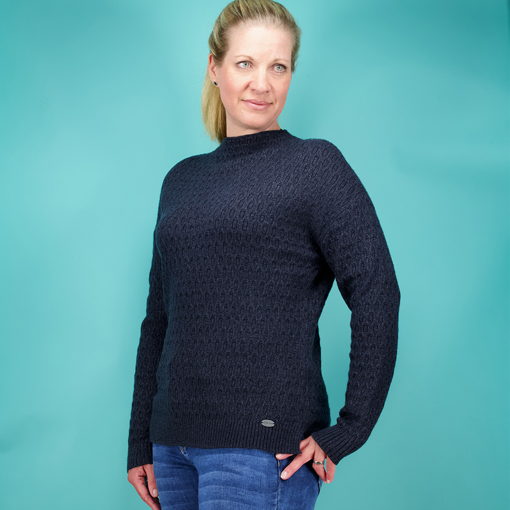 Weibliches Model mit CAMPS BAY Strickpullover in Night Sky Melange