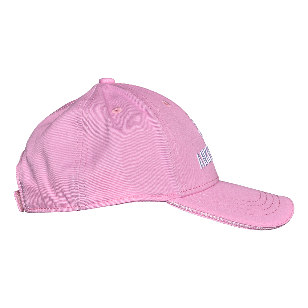 Weibliches Model mit ANKERBRAUT Cap in Pink