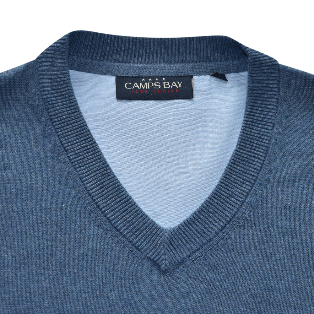 Männliches Model mit CAMPS BAY Pullover in Indigo
